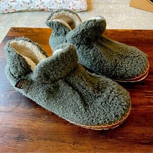 L.L. Bean Olive Green Cozy Bootie Slippers // Rubber Sole // Size 8